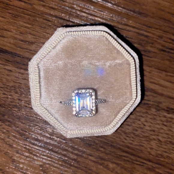 Cubic zirconia emerald cut ring - Picture 3 of 7